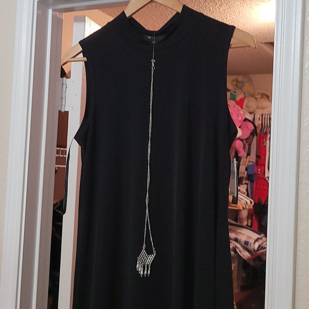 Black sleeveless dress